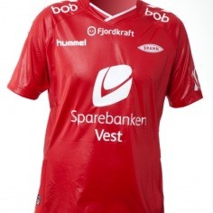 3. SK Brann, 2014-2015. Nee, dit is geen nat shirt. Het is een leatherlook voetbalshirt. Huilen is toegestaan.